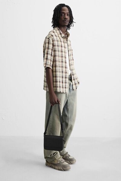 Прорезиненная текстурированная сумка через плечо