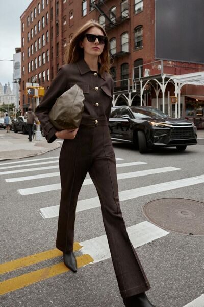 КОРОТКАЯ КУРТКА С КОНТРАСТНОЙ ОТСТРОЧКОЙ